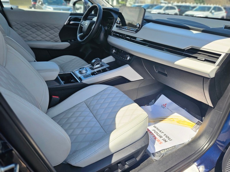 Mitsubishi Outlander PHEV Vehicle Full-screen Gallery Image 09