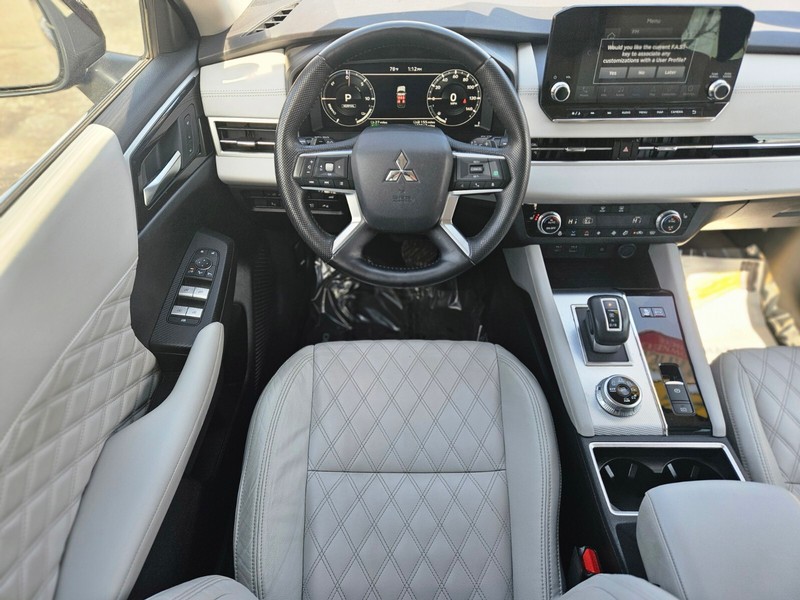 Mitsubishi Outlander PHEV Vehicle Full-screen Gallery Image 11