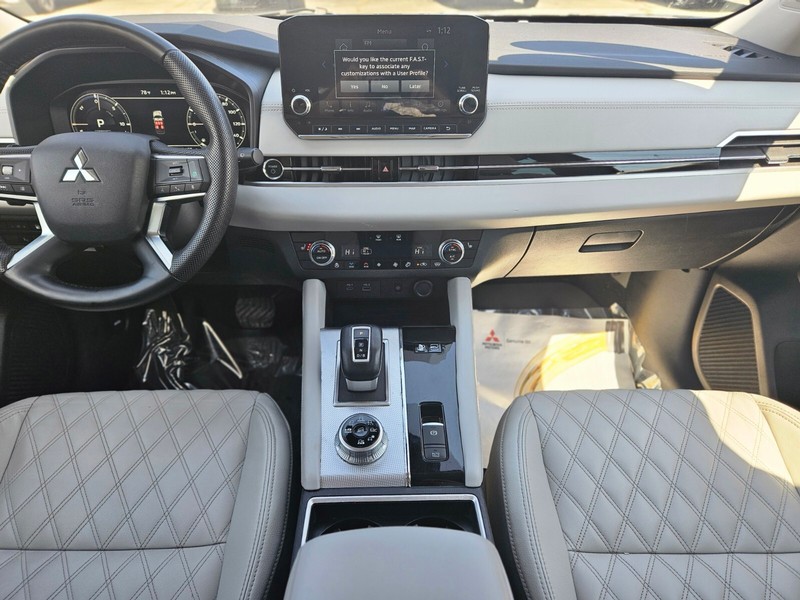 Mitsubishi Outlander PHEV Vehicle Full-screen Gallery Image 12