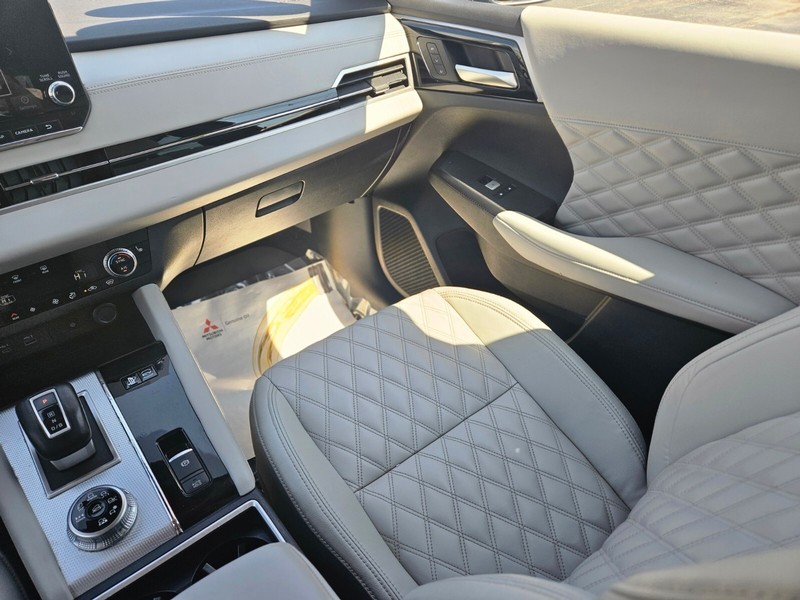 Mitsubishi Outlander PHEV Vehicle Full-screen Gallery Image 13