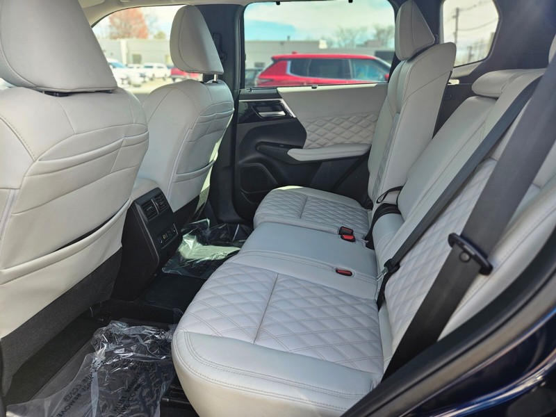 Mitsubishi Outlander PHEV Vehicle Full-screen Gallery Image 14