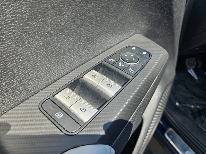 Mitsubishi Outlander PHEV Vehicle Full-screen Gallery Image 15