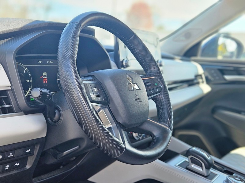 Mitsubishi Outlander PHEV Vehicle Full-screen Gallery Image 16