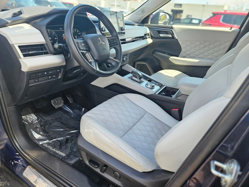 Mitsubishi Outlander PHEV Vehicle Full-screen Gallery Image 17