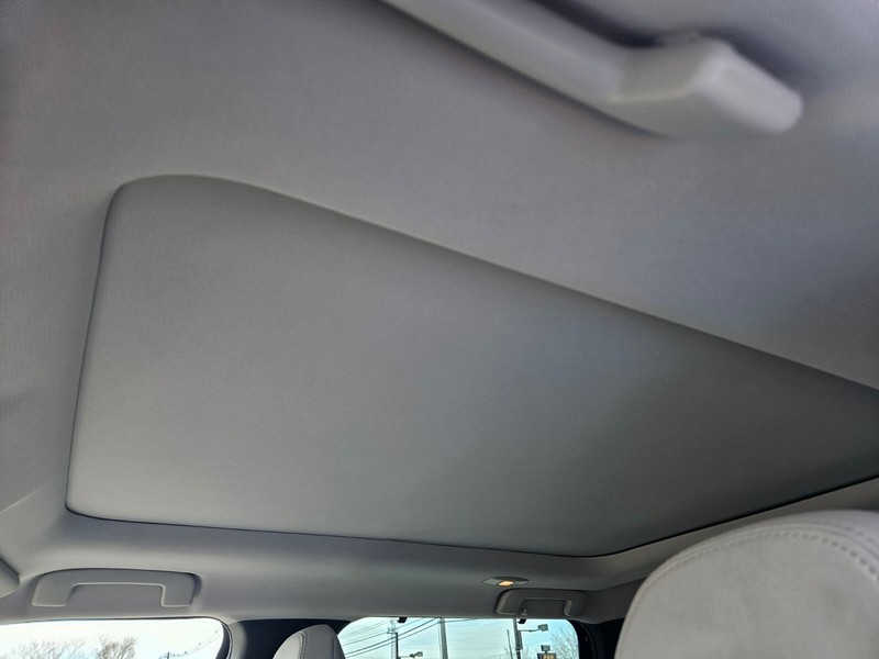 Mitsubishi Outlander PHEV Vehicle Full-screen Gallery Image 18