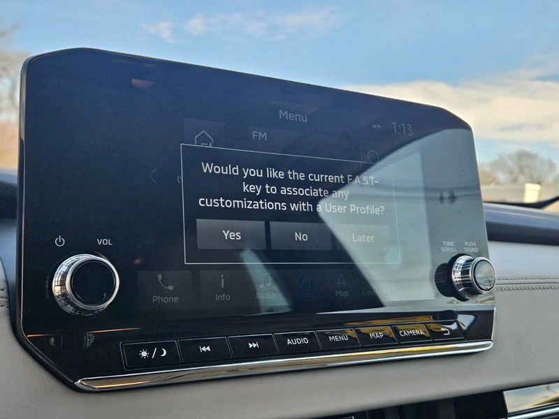 Mitsubishi Outlander PHEV Vehicle Full-screen Gallery Image 19