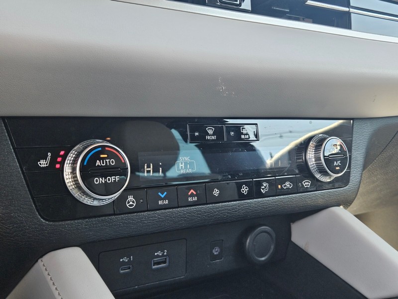 Mitsubishi Outlander PHEV Vehicle Full-screen Gallery Image 21