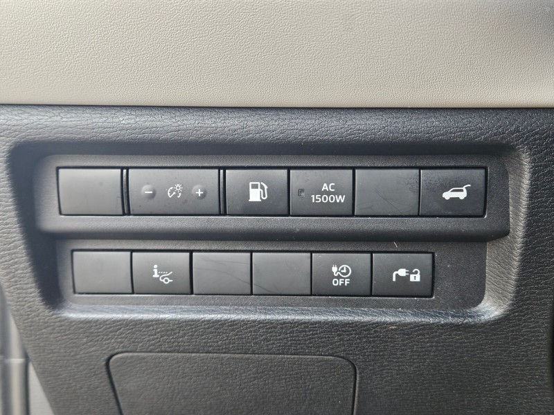 Mitsubishi Outlander PHEV Vehicle Full-screen Gallery Image 22