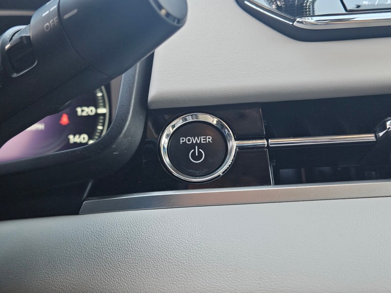 Mitsubishi Outlander PHEV Vehicle Full-screen Gallery Image 23