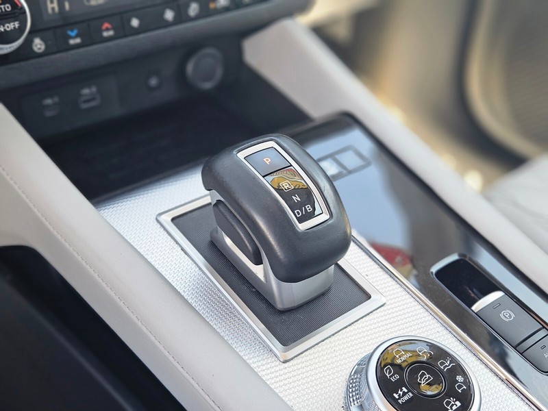 Mitsubishi Outlander PHEV Vehicle Full-screen Gallery Image 24