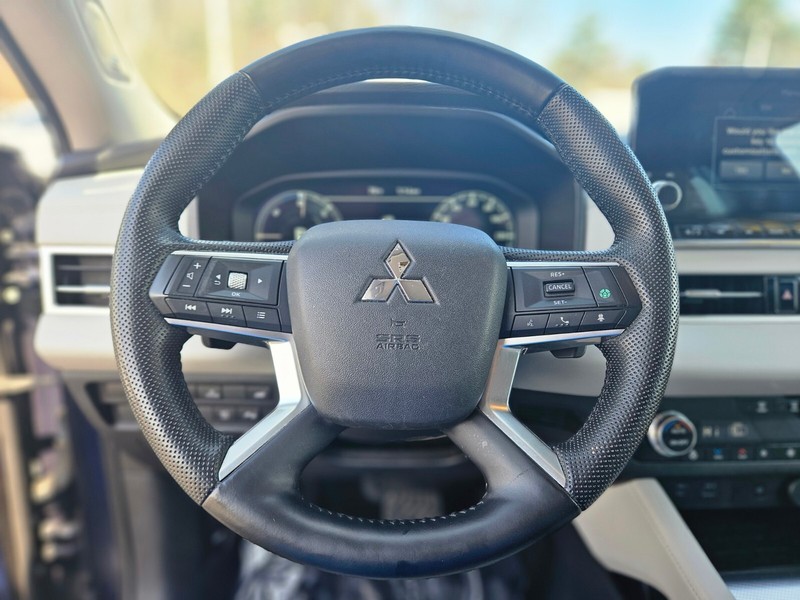 Mitsubishi Outlander PHEV Vehicle Full-screen Gallery Image 25