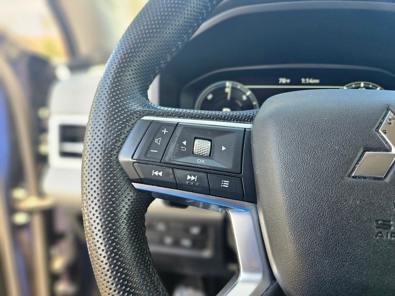 Mitsubishi Outlander PHEV Vehicle Full-screen Gallery Image 26