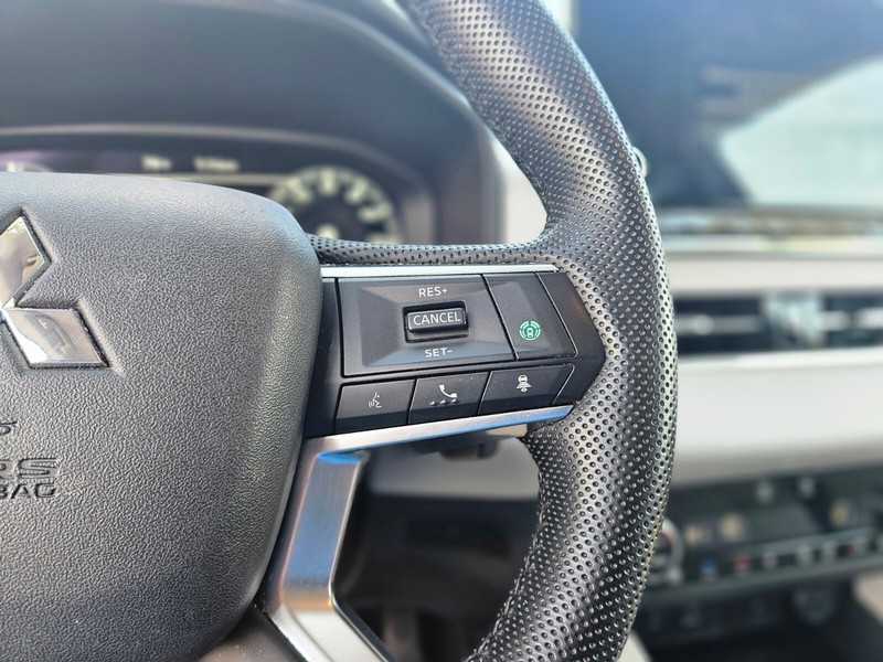 Mitsubishi Outlander PHEV Vehicle Full-screen Gallery Image 27