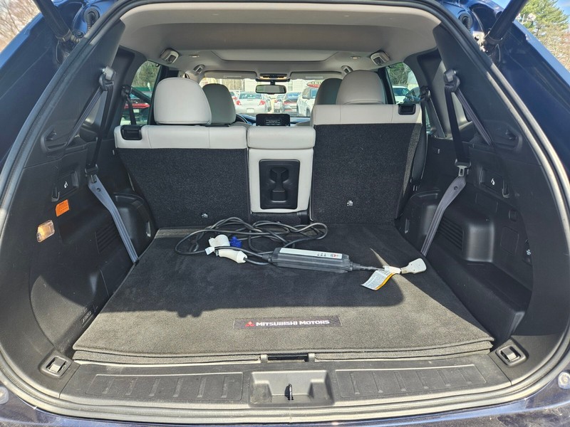 Mitsubishi Outlander PHEV Vehicle Full-screen Gallery Image 28