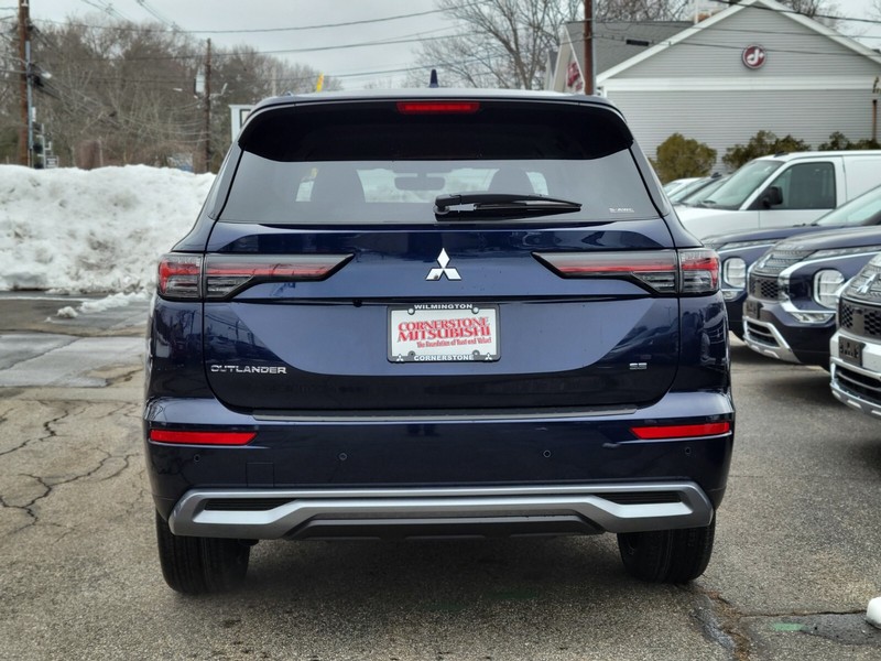 Mitsubishi Outlander Vehicle Full-screen Gallery Image 04