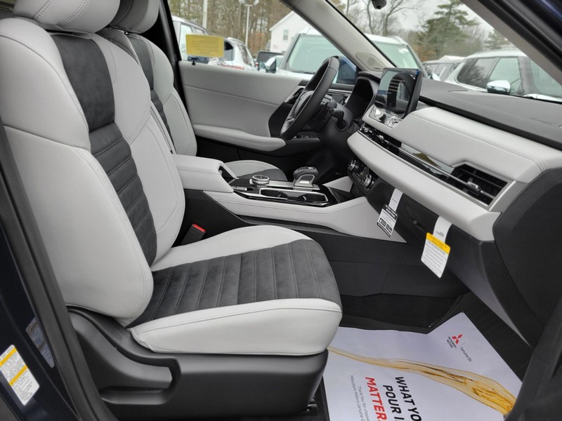 Mitsubishi Outlander Vehicle Full-screen Gallery Image 09