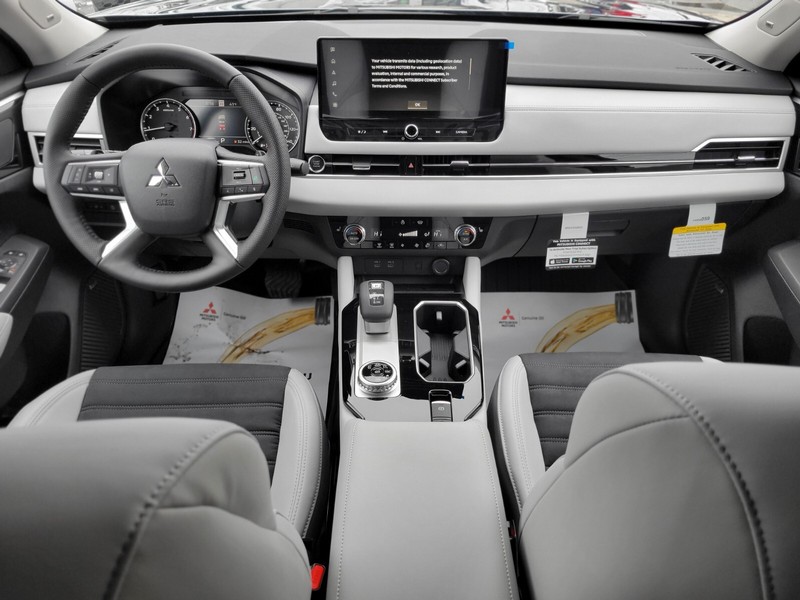 Mitsubishi Outlander Vehicle Full-screen Gallery Image 10