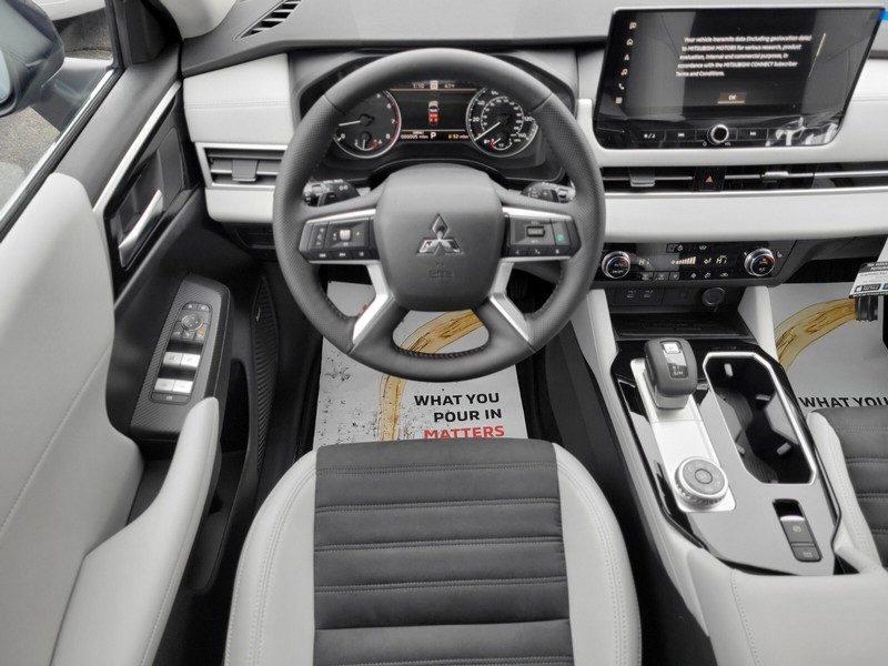 Mitsubishi Outlander Vehicle Full-screen Gallery Image 11