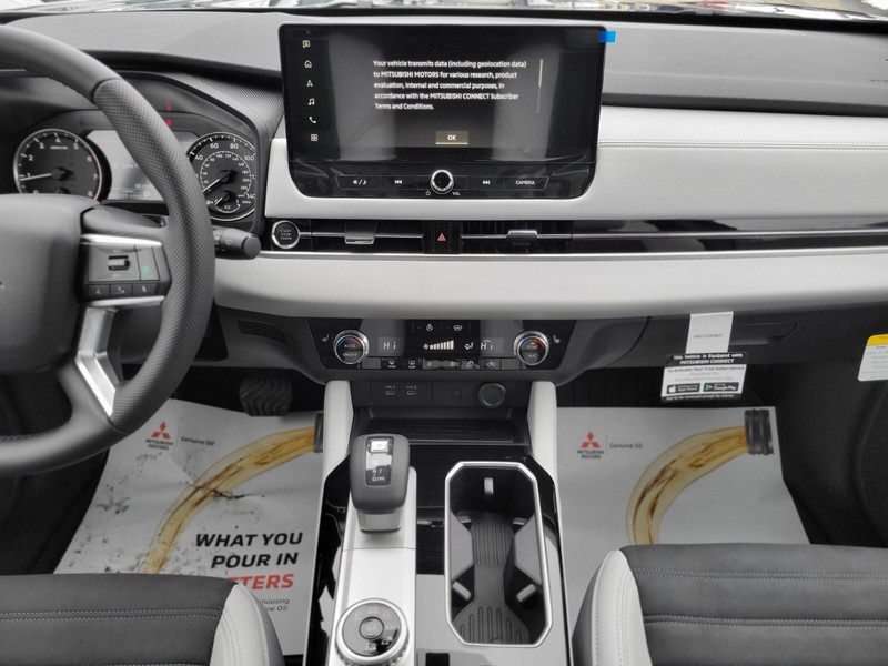 Mitsubishi Outlander Vehicle Full-screen Gallery Image 12
