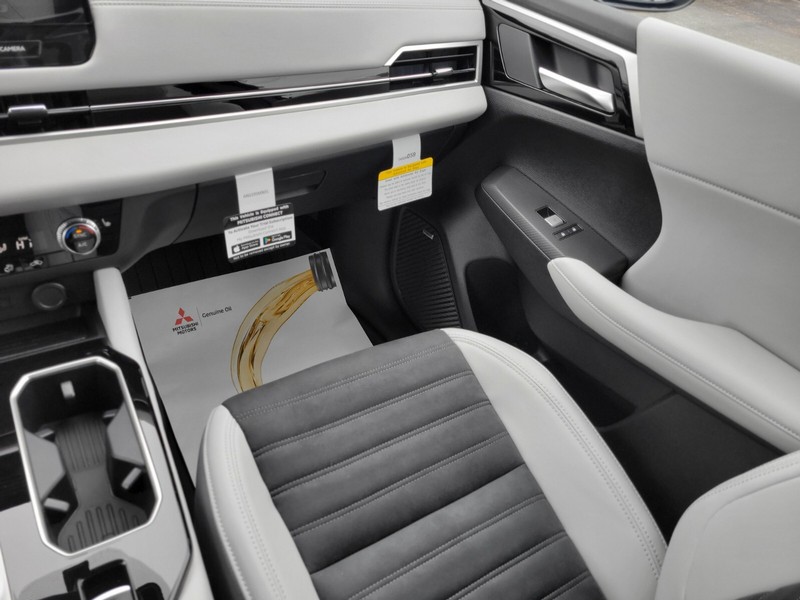 Mitsubishi Outlander Vehicle Full-screen Gallery Image 13