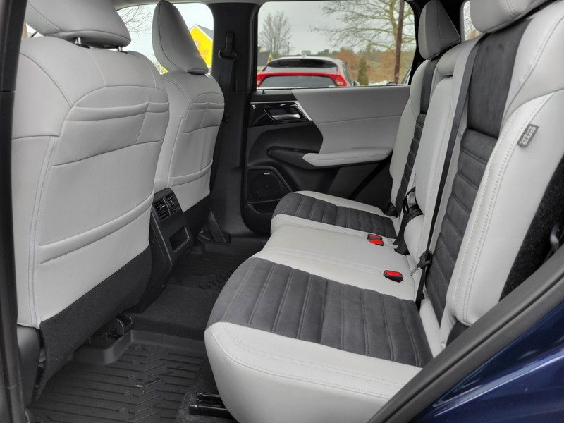 Mitsubishi Outlander Vehicle Full-screen Gallery Image 14