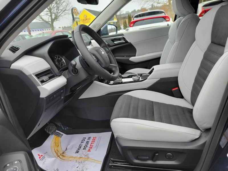 Mitsubishi Outlander Vehicle Full-screen Gallery Image 15