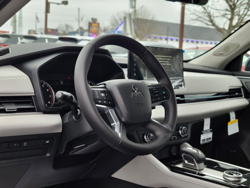 Mitsubishi Outlander Vehicle Full-screen Gallery Image 16