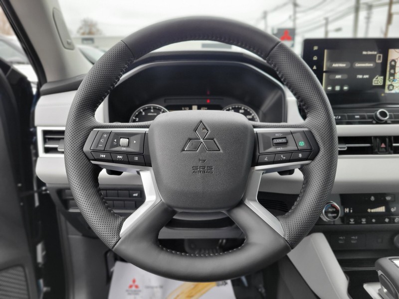 Mitsubishi Outlander Vehicle Full-screen Gallery Image 23