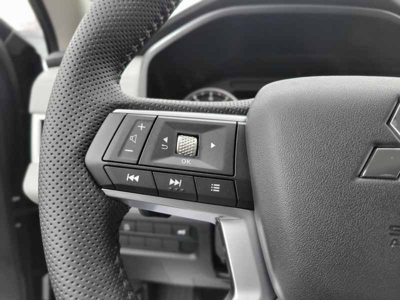 Mitsubishi Outlander Vehicle Full-screen Gallery Image 24