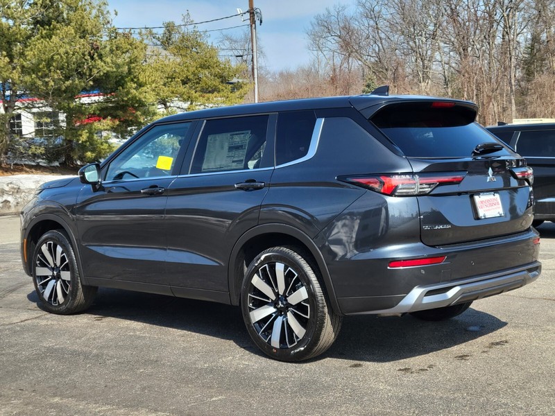 Mitsubishi Outlander Vehicle Full-screen Gallery Image 03