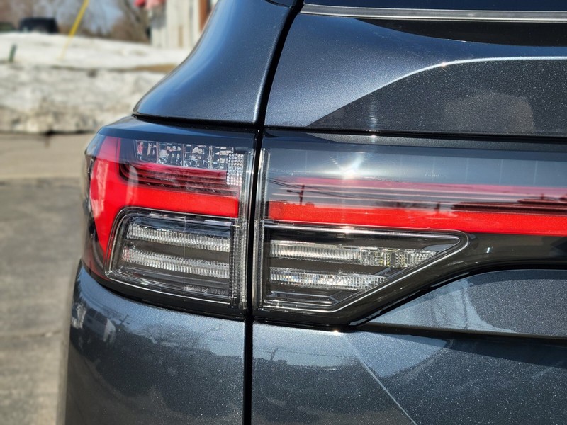 Mitsubishi Outlander Vehicle Full-screen Gallery Image 09