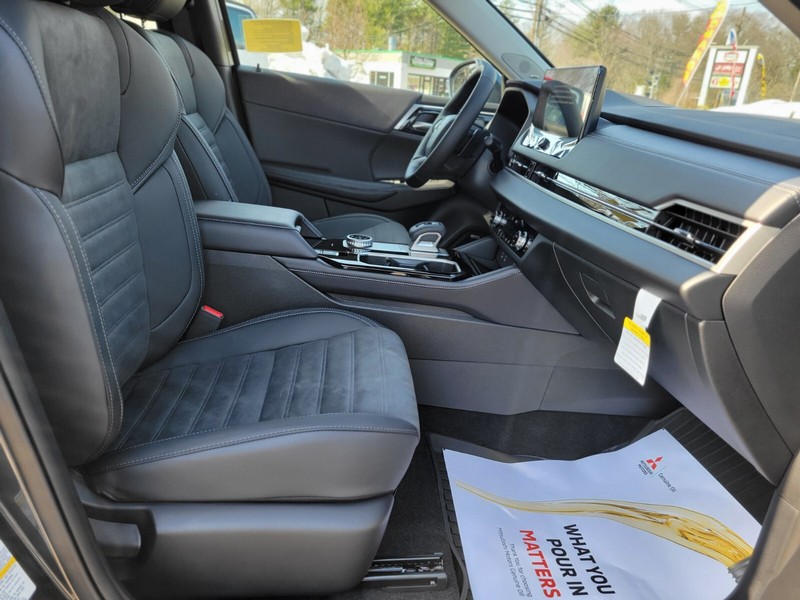 Mitsubishi Outlander Vehicle Full-screen Gallery Image 11