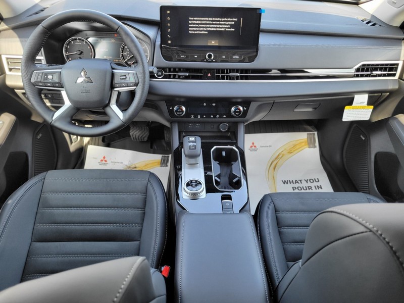 Mitsubishi Outlander Vehicle Full-screen Gallery Image 12