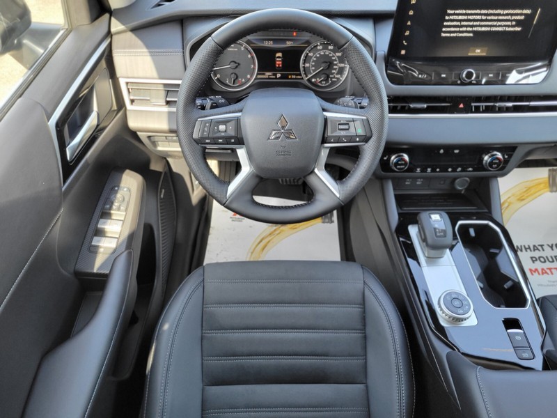 Mitsubishi Outlander Vehicle Full-screen Gallery Image 13