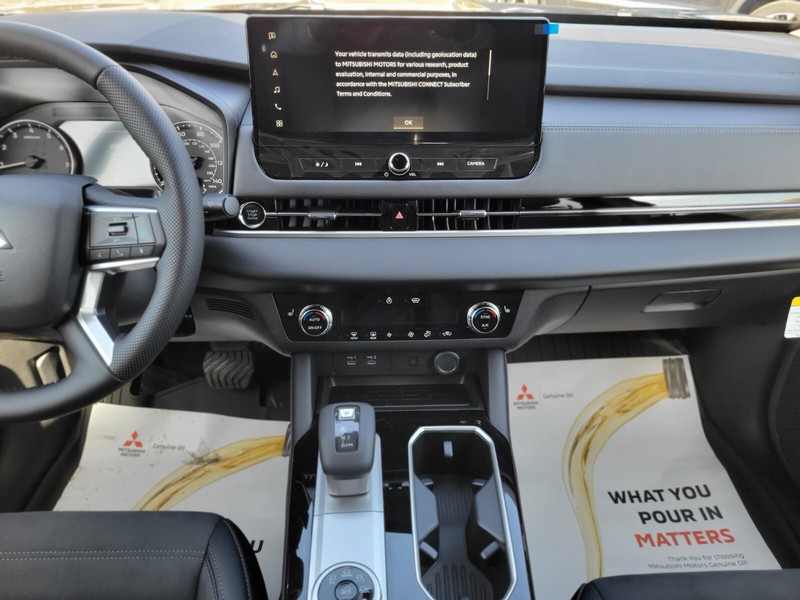 Mitsubishi Outlander Vehicle Full-screen Gallery Image 14