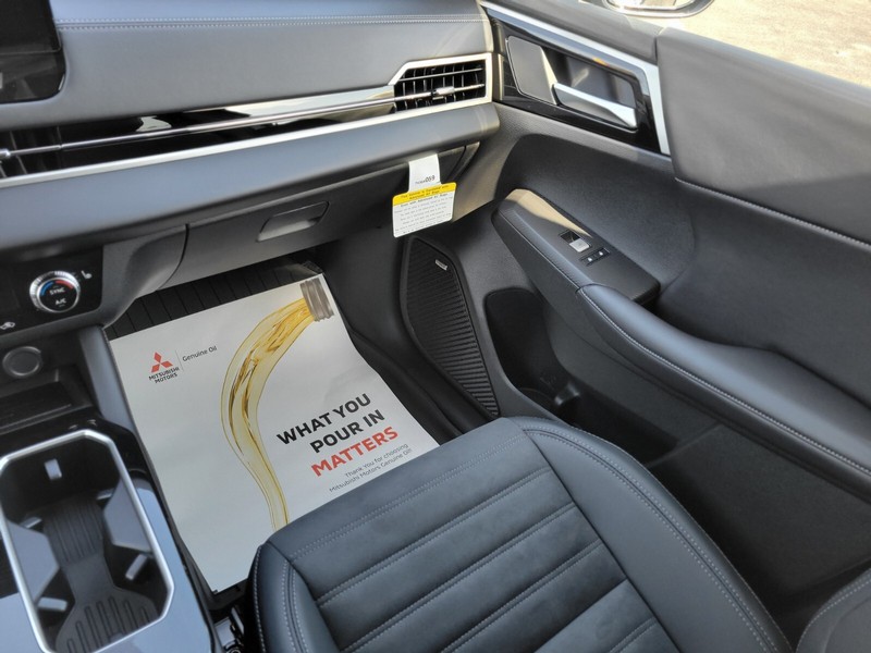 Mitsubishi Outlander Vehicle Full-screen Gallery Image 15