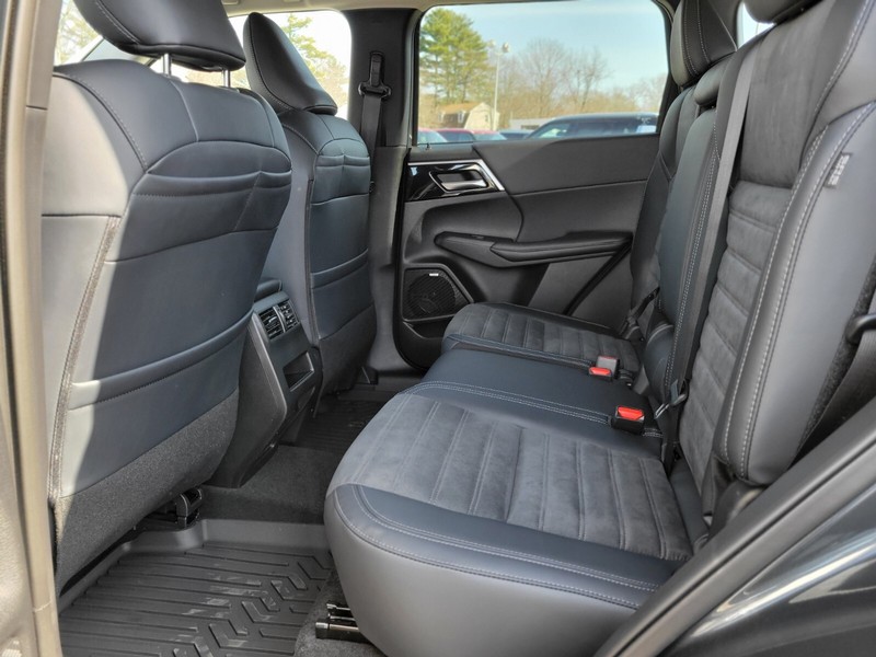 Mitsubishi Outlander Vehicle Full-screen Gallery Image 16