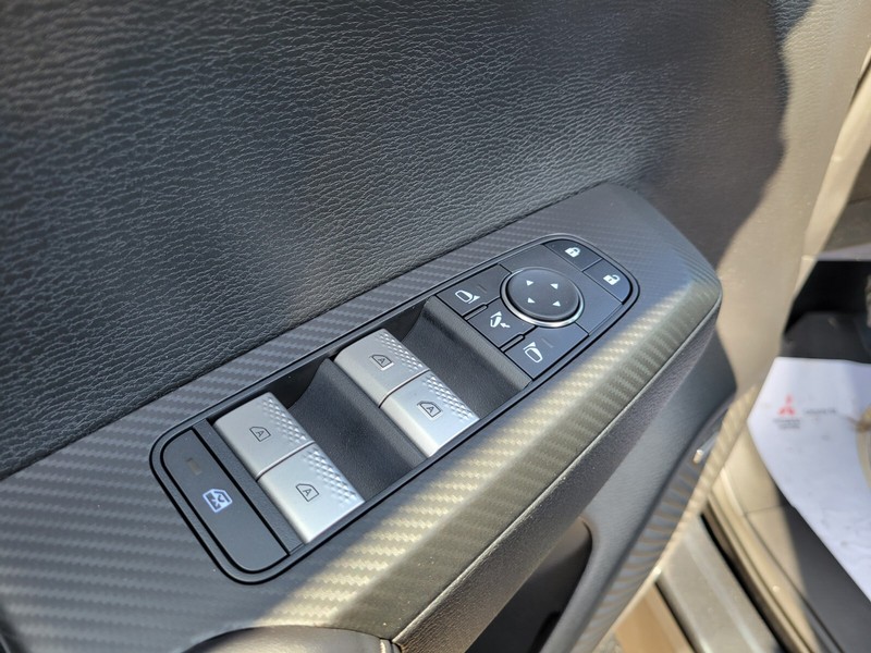 Mitsubishi Outlander Vehicle Full-screen Gallery Image 17