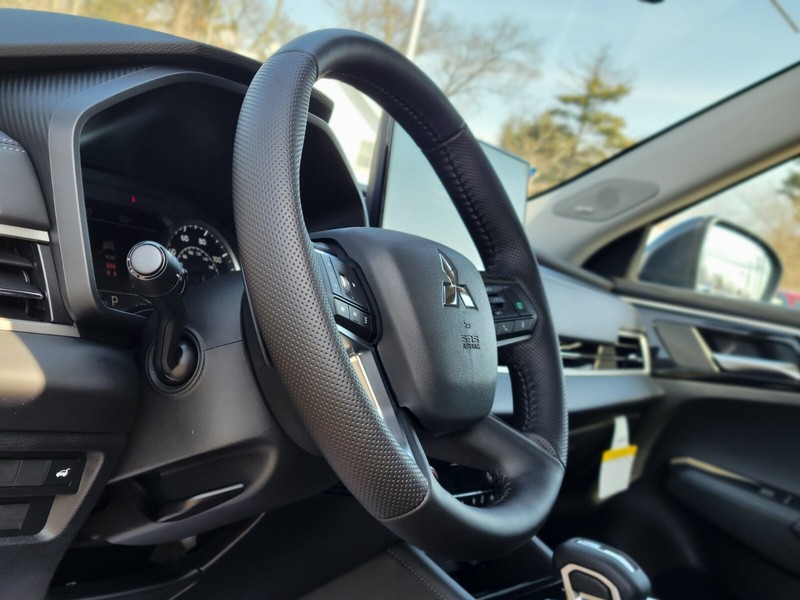 Mitsubishi Outlander Vehicle Full-screen Gallery Image 18