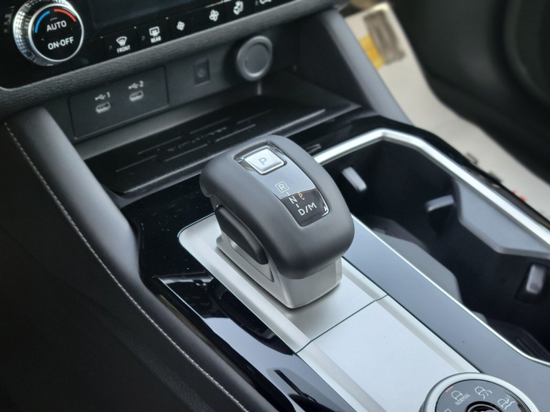 Mitsubishi Outlander Vehicle Full-screen Gallery Image 25