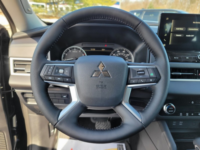 Mitsubishi Outlander Vehicle Full-screen Gallery Image 26