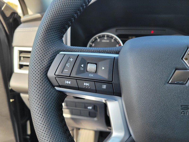 Mitsubishi Outlander Vehicle Full-screen Gallery Image 27