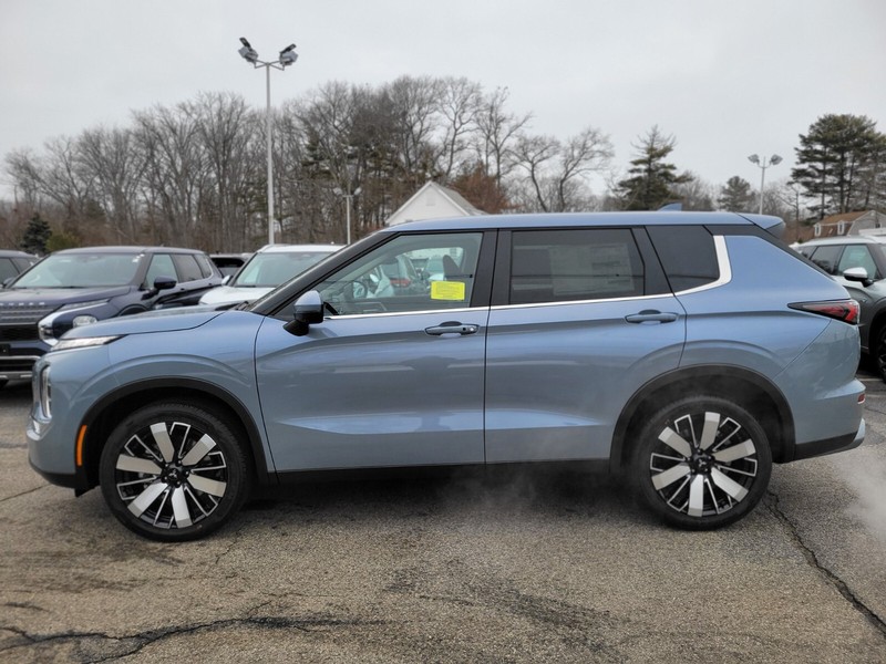 Mitsubishi Outlander Vehicle Full-screen Gallery Image 02