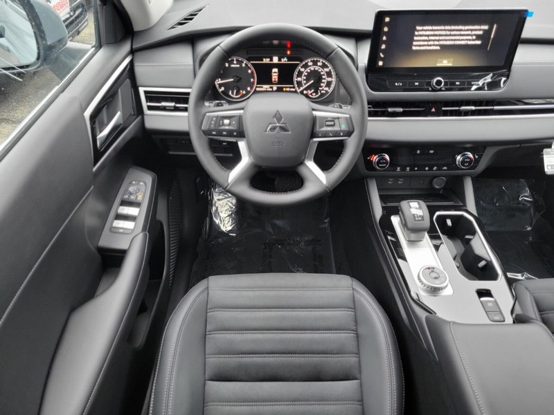 Mitsubishi Outlander Vehicle Full-screen Gallery Image 11