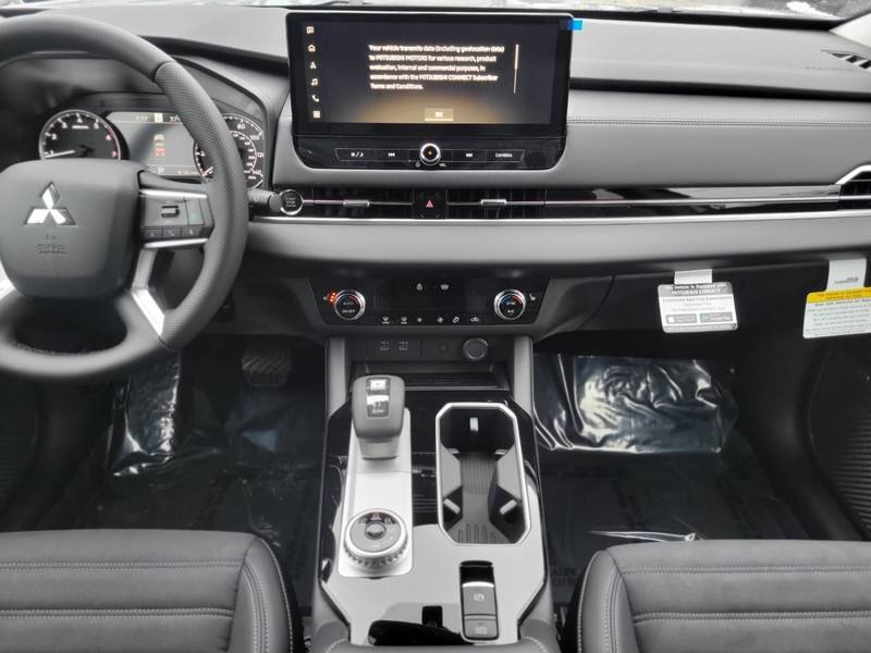 Mitsubishi Outlander Vehicle Full-screen Gallery Image 12