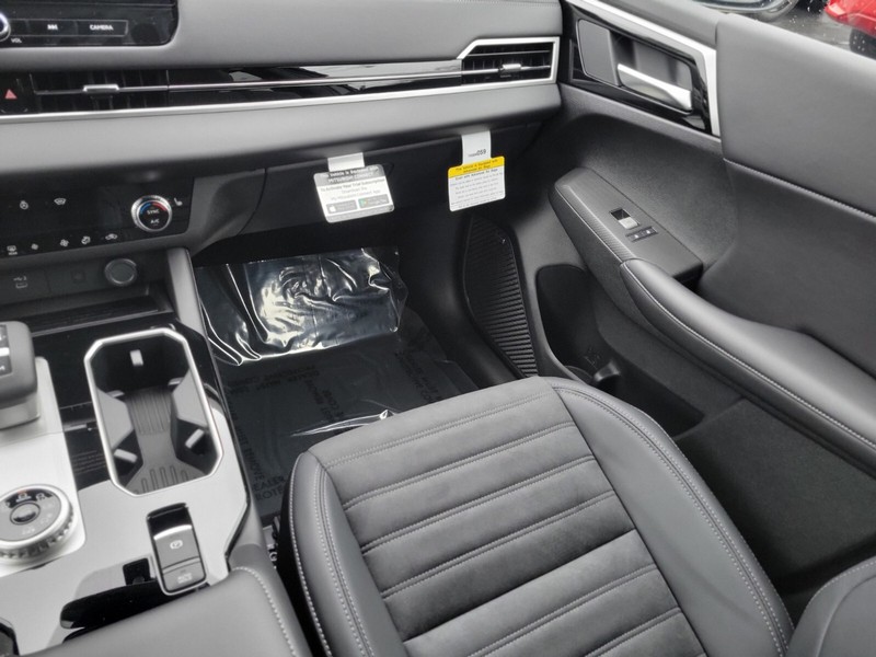 Mitsubishi Outlander Vehicle Full-screen Gallery Image 13