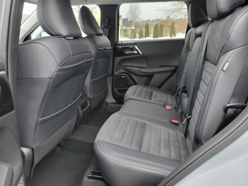 Mitsubishi Outlander Vehicle Full-screen Gallery Image 14