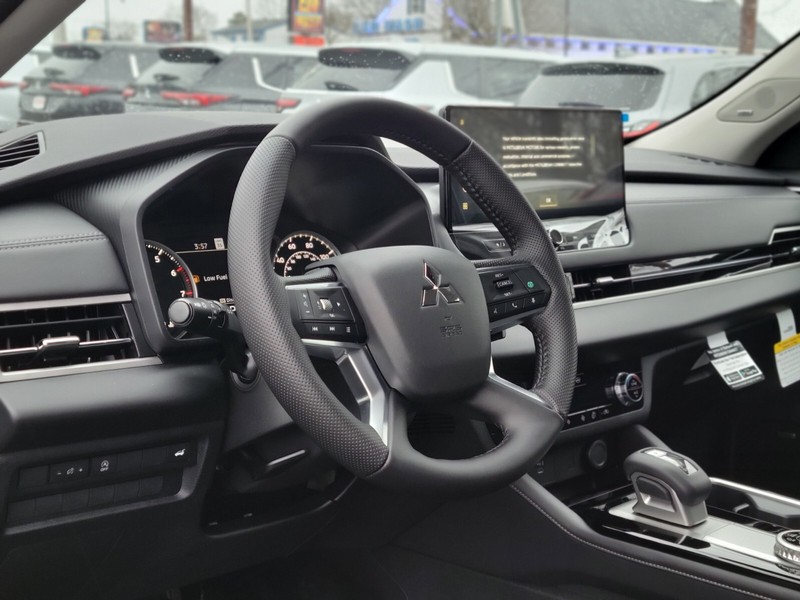 Mitsubishi Outlander Vehicle Full-screen Gallery Image 16