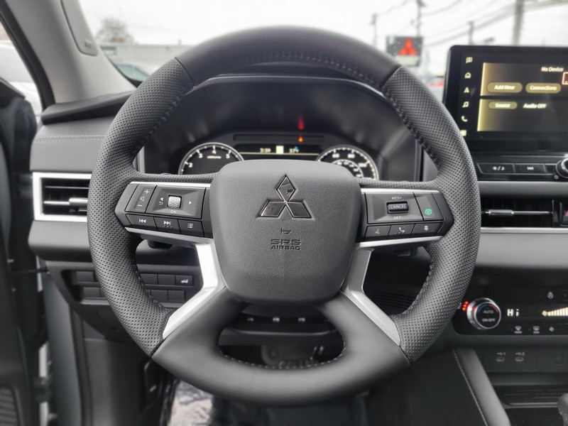 Mitsubishi Outlander Vehicle Full-screen Gallery Image 23