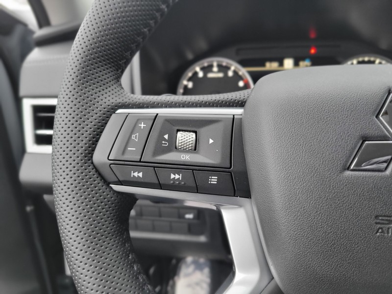 Mitsubishi Outlander Vehicle Full-screen Gallery Image 24